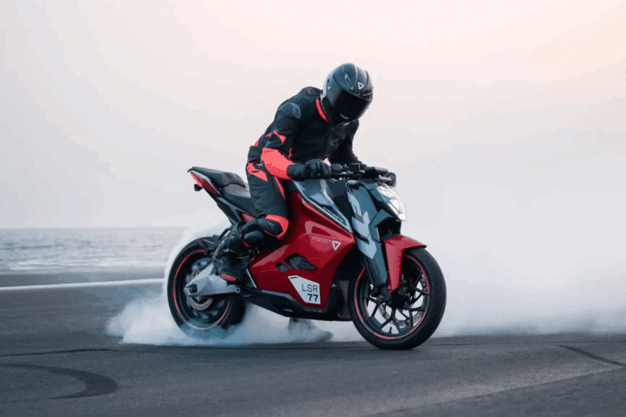 L’Ultraviolette F77 fait sensation à Paris : cette moto électrique indienne débarque en France !