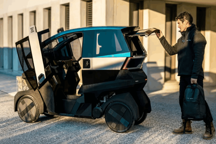 Découvrez cette innovation française : la microcar électrique qui se penche comme une moto !