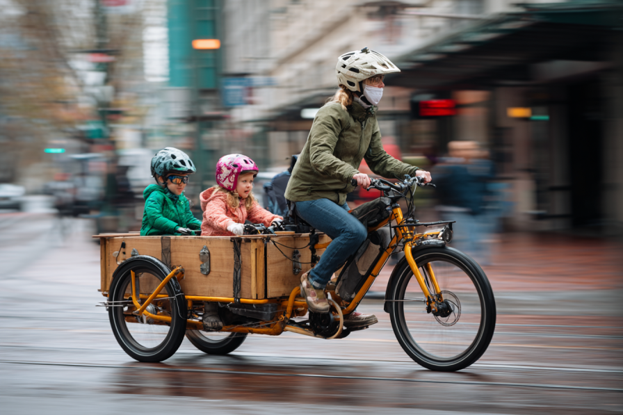 Le vélo cargo, le must-have pour les familles en vacances ?